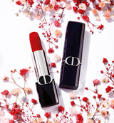 ลิปสติกรีฟิล Rouge Dior พร้อมปลอก —Couture Color Lipstick - Velvet and Satin Finishes - Hydrating Floral Lip Care - Long Wear—ลิปรีฟิล เฉดสีกูตูร์ ให้ฟินนิชแบบเวลเวท ช่วยบำรุงริมฝีปาก ให้ชุ่มชื้น ติดทนนาน